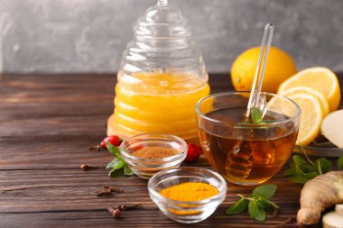 Ballı çay ve ahşap masa malzemeleri. Metin için boşluk