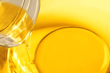 Kavanozdan kaseye yağ dök, yakın plan.