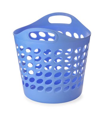 Mavi boş çamaşır sepeti beyaza izole edilmiş.