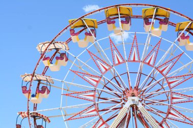 Mavi gökyüzüne karşı büyük boş gözlem çarkı