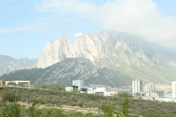 Mavi gökyüzünün altındaki güzel dağ manzarası