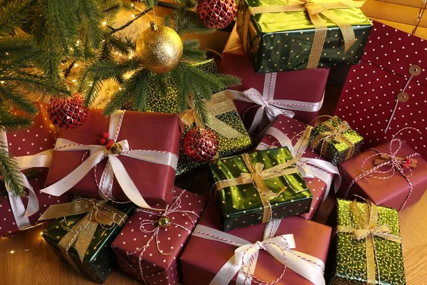 Stapel Von Geschenkboxen Neben Weihnachtsbaum Auf Dem Fußboden — Stockfoto