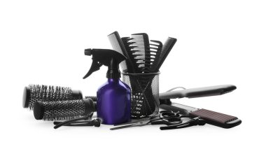 Beyaz arka planda farklı profesyonel kuaför araçları