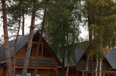 Açık hava için ağaçların yanındaki kır evleri. Emlak