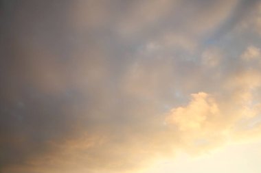 Bulutlu güzel gökyüzü manzarası. Güneşli hava