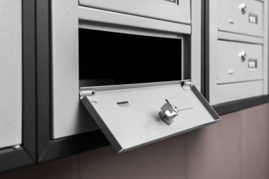 İçinde anahtar deliği olan boş metal posta kutusunu aç