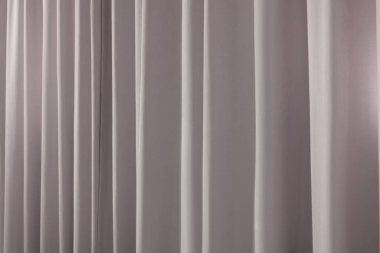 Arka plan olarak güzel açık gri pencere perdeleri, yakın plan