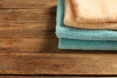 Ahşap masa üzerinde yumuşak katlanmış terry havlular, metin için yer