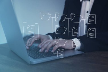 Elektronik belge yönetimi. Masada dizüstü bilgisayarda çalışan kadın, yakın plan.