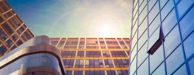 Güneşli bir günde güzel binaların alçak açılı manzarası. Pankart tasarımı