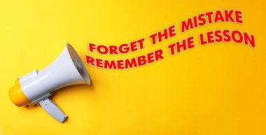 Megafon ve cümle Hatayı unut Sarı arka plandaki dersi hatırla