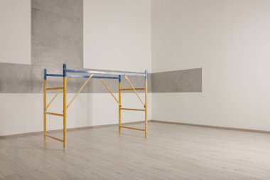 Boş yenilenmiş odada profesyonel yapı iskelesi.