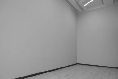 Temiz ışıklı duvarları olan boş bir oda