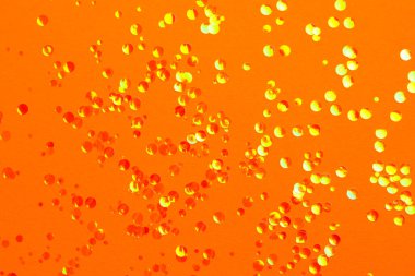 Turuncu arka planda parlak parlak parıltı, düz uzanmış.