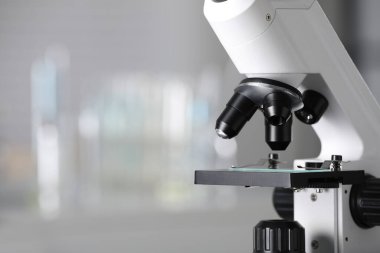 Bulanık arka planda modern tıbbi mikroskop, metin için alan ile yakın çekim. Laboratuvar ekipmanları