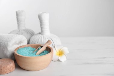Beyaz mermer masada bakım ürünleriyle spa kompozisyonu. Metin için boşluk