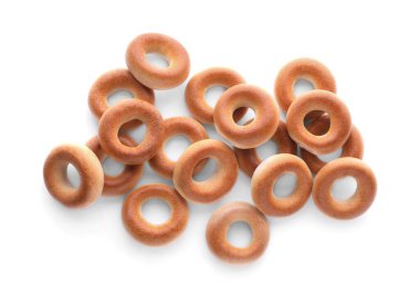 Birçok lezzetli kuru simit (sushki) beyaz, üst görünümde izole