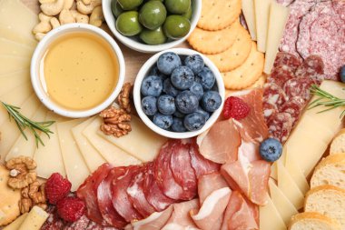 Lezzetli parmesan peyniri ve arka plan olarak diğer aperatifler, üst görünüm