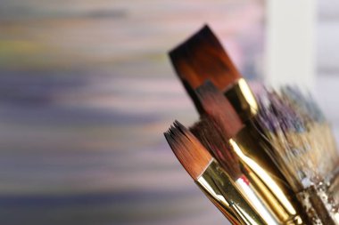 Bulanık arkaplanda farklı fırçaların yakın görüntüsü. Metin için boşluk