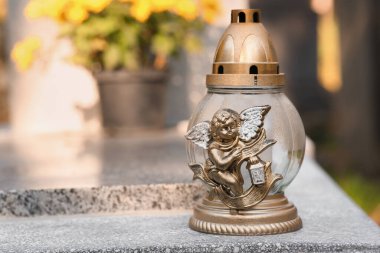 Mezarlıkta granit yüzey üzerinde mezar feneri, metin için boşluk