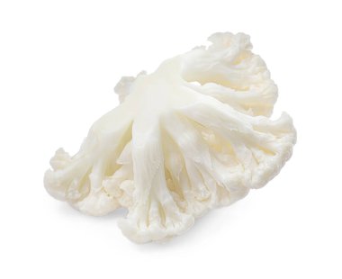 Beyaz arkaplanda taze çiğ karnabahar kes