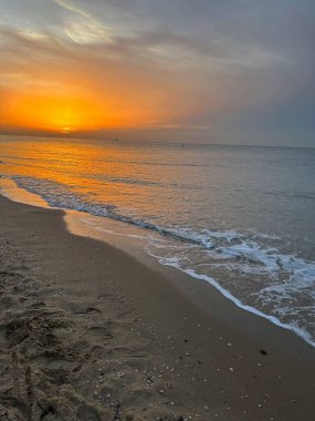 güzel bir gündoğumu, kumlu plaj manzarası
