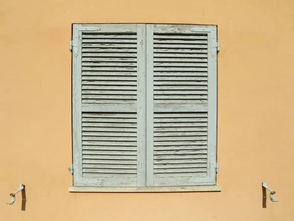 Вікно Закритими Дерев Яними Віконницями Помаранчевій Стіні — стокове фото