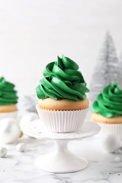 Deliciosos Cupcakes Con Crema Verde Decoración Navidad Mesa Mármol Blanco — Foto de Stock
