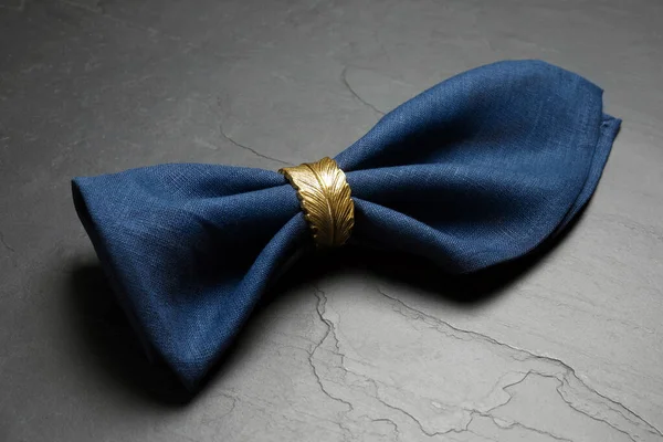 Guardanapo Tecido Azul Com Belo Anel Decorativo Mesa Escura — Fotografia de Stock
