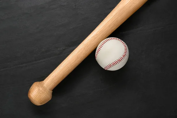 Бейсбольная Бита Мяч Черном Фоне Вид Сверху Спортивное Оборудование — стоковое фото