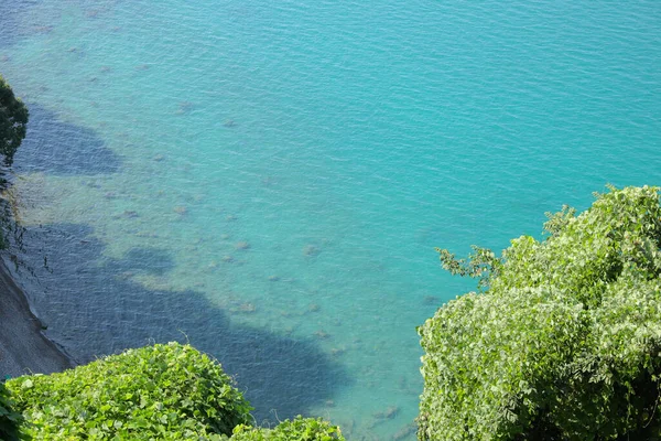 Schilderachtig Uitzicht Groene Heuvels Zee Met Boot — Stockfoto