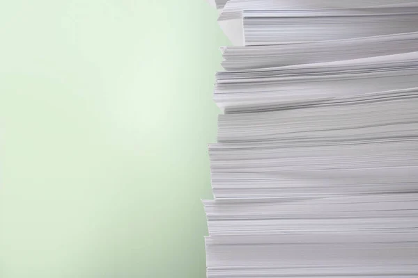 Пачка Бумажных Листов Светло Зеленом Фоне Крупным Планом Пространство Текста — стоковое фото
