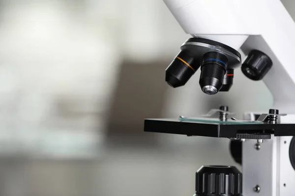 Bulanık Arka Planda Cam Kaydıraklı Modern Tıbbi Mikroskop Yakın Plan — Stok fotoğraf