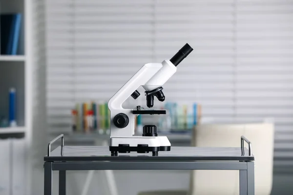 Microscopio Médico Moderno Sobre Mesa Metálica Laboratorio —  Fotos de Stock