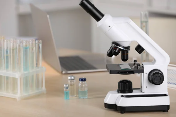 Modernt Medicinskt Mikroskop Träbord Laboratorium Utrymme För Text — Stockfoto