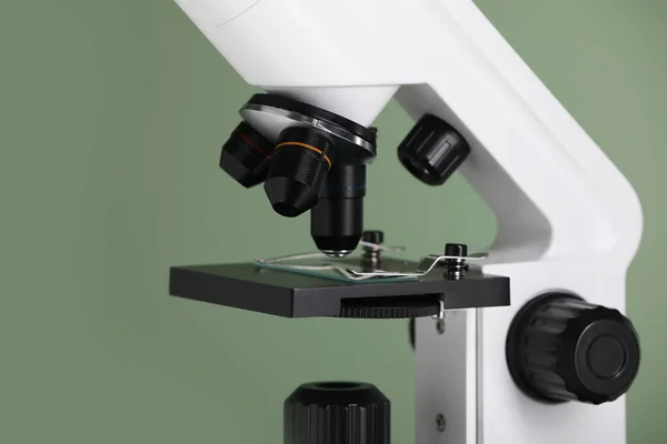 Moderní Mikroskop Zeleném Pozadí Detailní Záběr Zdravotnické Vybavení — Stock fotografie