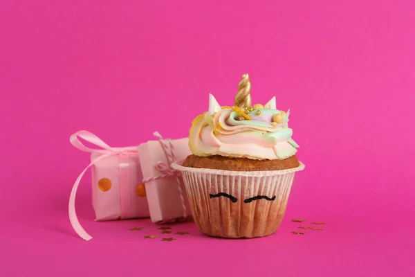 Niedliche Süße Einhorn Cupcake Und Geschenkboxen Auf Rosa Hintergrund — Stockfoto