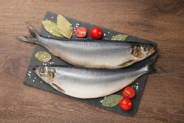 Tuzlu Ringa Balığı Tabağı Defne Yaprakları Ahşap Masada Kiraz Domatesleri — Stok fotoğraf