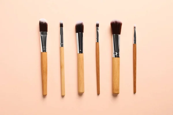 Set Pinceles Maquillaje Sobre Fondo Beige Plano — Foto de Stock