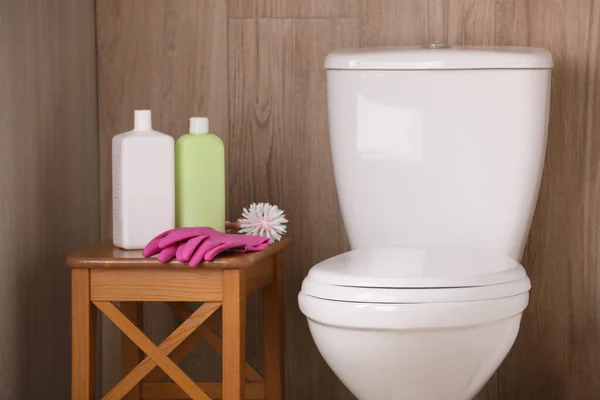 Persediaan Pembersih Bangku Dekat Toilet Mangkuk Dalam Ruangan — Stok Foto