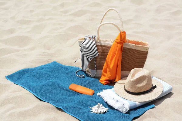 Niebieski Ręcznik Torba Akcesoria Piaszczystej Plaży — Zdjęcie stockowe