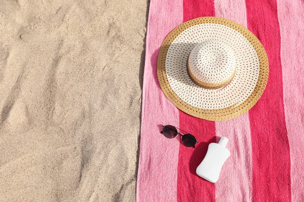 Toalla Playa Con Sombrero Paja Gafas Sol Protector Solar Sobre — Foto de Stock