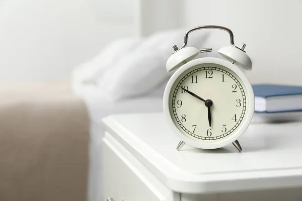 寝室の白い夜間の目覚まし時計 テキストのためのスペース — ストック写真