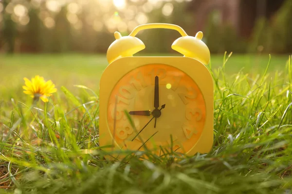Yellow Alarm Clock Green Grass Outdoors Closeup — Stock Photo, Image