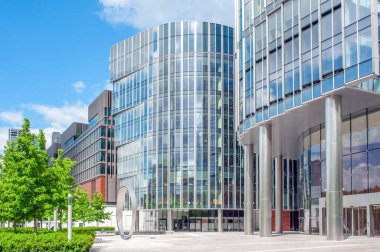 Şehirde bulutlu bir günde birçok penceresi olan güzel binalar.