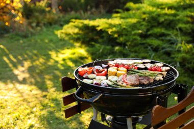 Lezzetli ızgara sebzeler ve açık havada ızgara et.