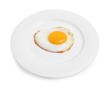 Beyaz üzerine izole edilmiş lezzetli sahanda yumurta.