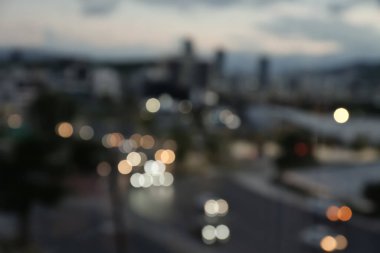 Akşamları şehir manzarası bulanık. Bokeh etkisi