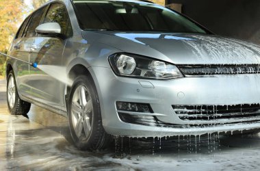 Araba yıkamada yüksek basınçlı su jeti ile oto yıkama.