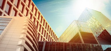 Güneşli bir günde güzel binaların alçak açılı manzarası. Pankart tasarımı